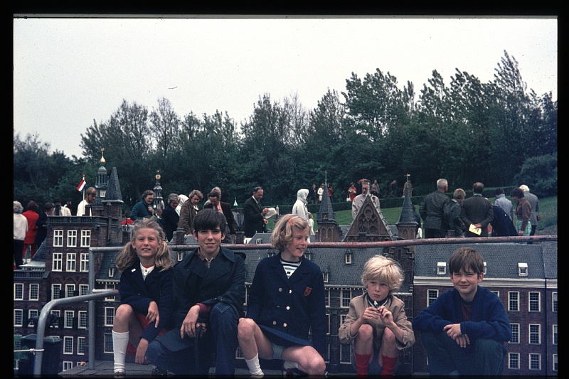29.Madurodam jun 1972 Martin,Erik,Brigitte,Marion,Peter.JPG